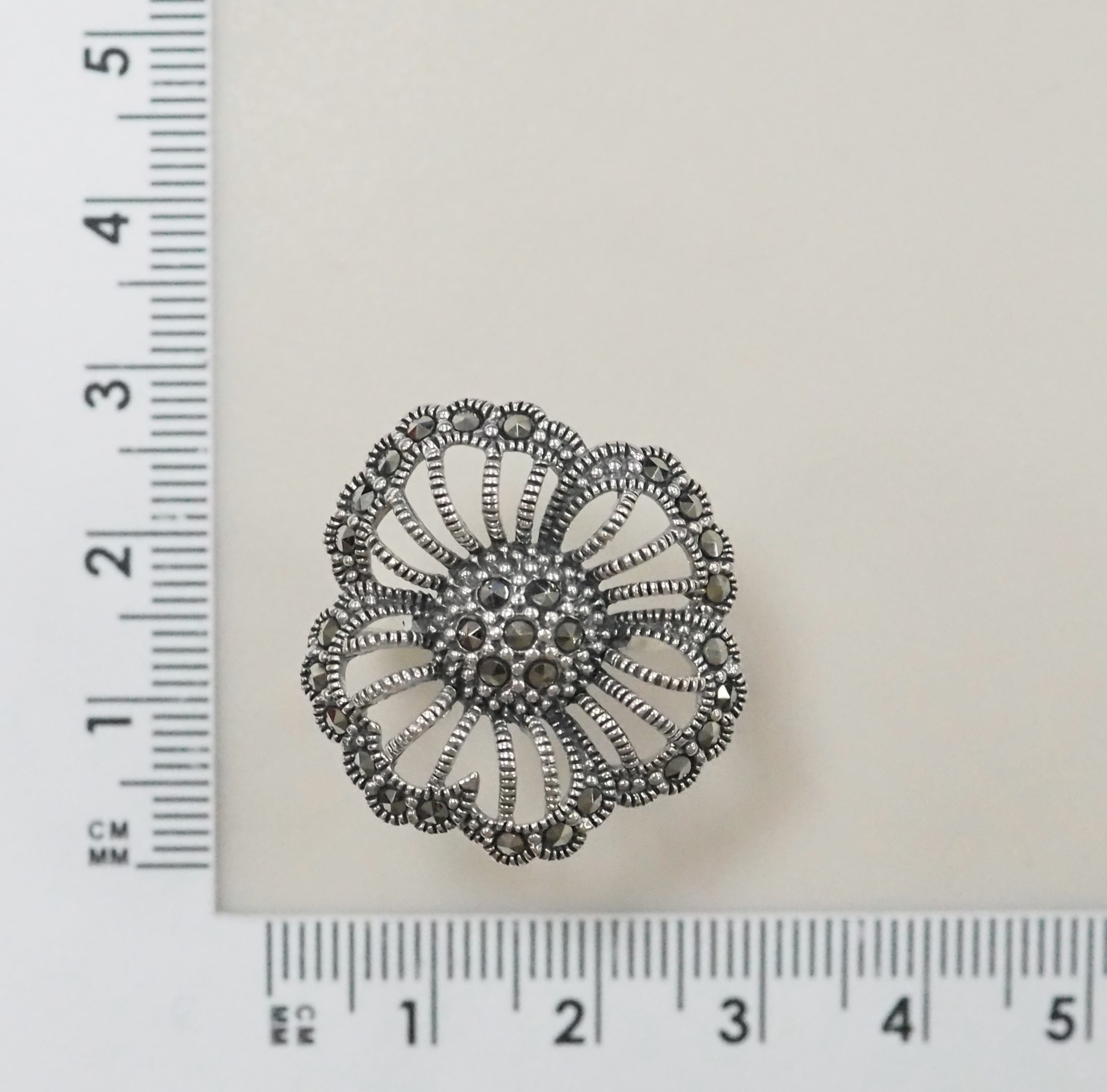 Серебряное кольцо 925 пробы; оксидирование; вставки 30 Марказит;